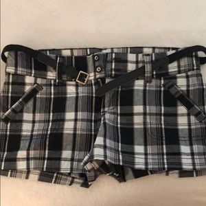 Black and white Guess shorts with belt